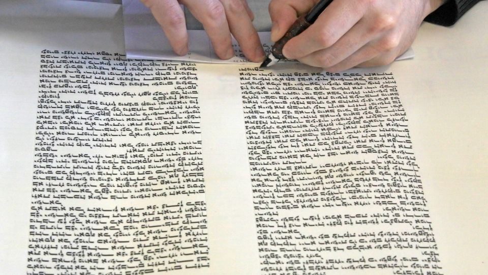 לא רק בסוכות – מה היא עבודתו של סופר הסת"ם?