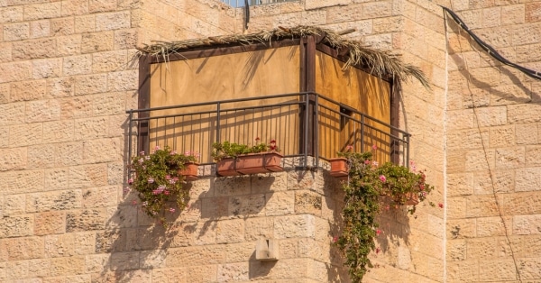 האם סגירת מרפסת יכולה להוות סוכה בחגים